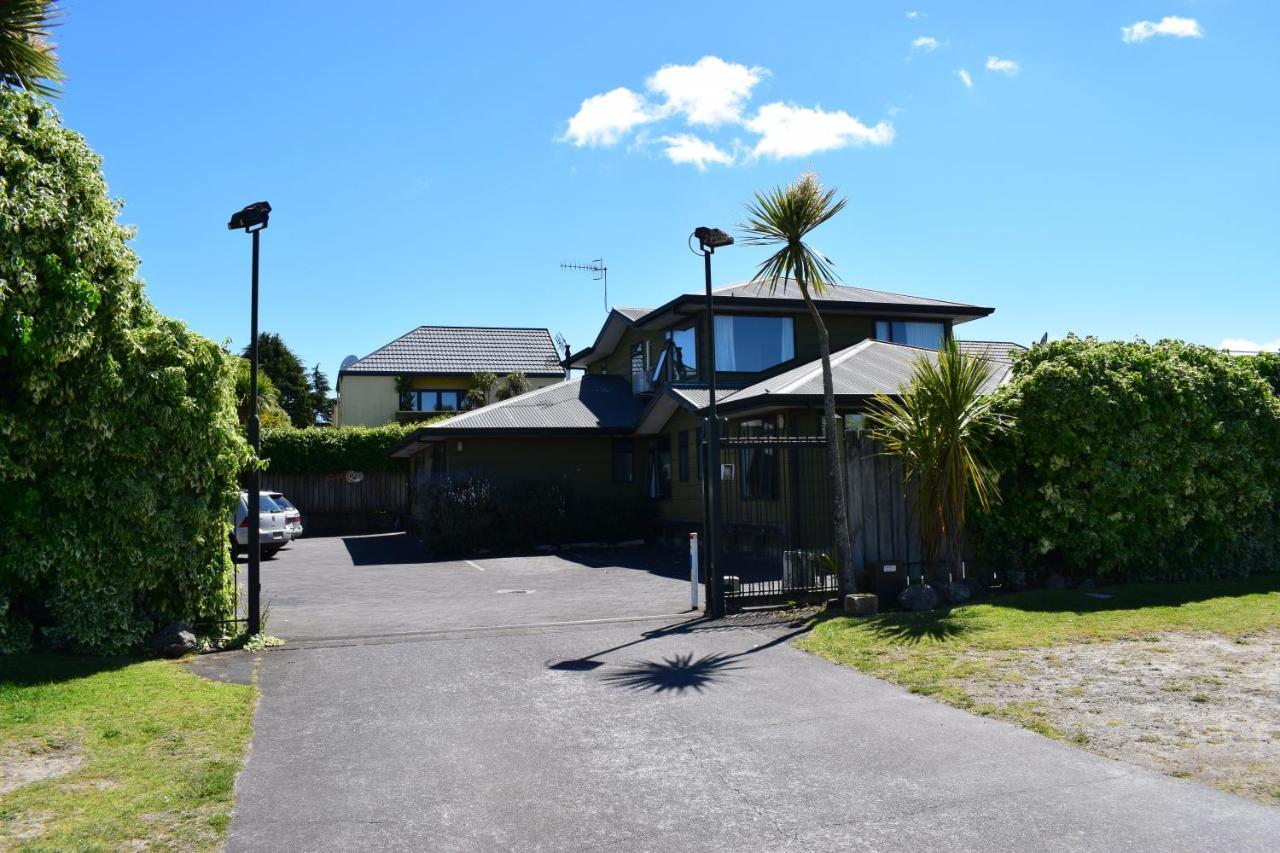 Rainbow Lodge Backpackers Taupo Exterior photo